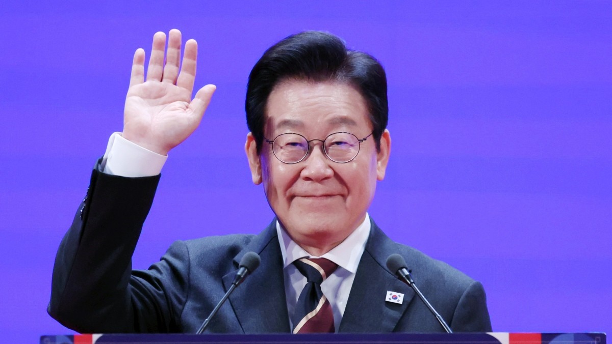 이재명 대통령이 20일(현지시간) 이집트 카이로대학에서 '함께 여는 빛나는 미래'를 주제로 연설을 하기 전 참석자들을 향해 인사하고 있다. / 연합뉴스