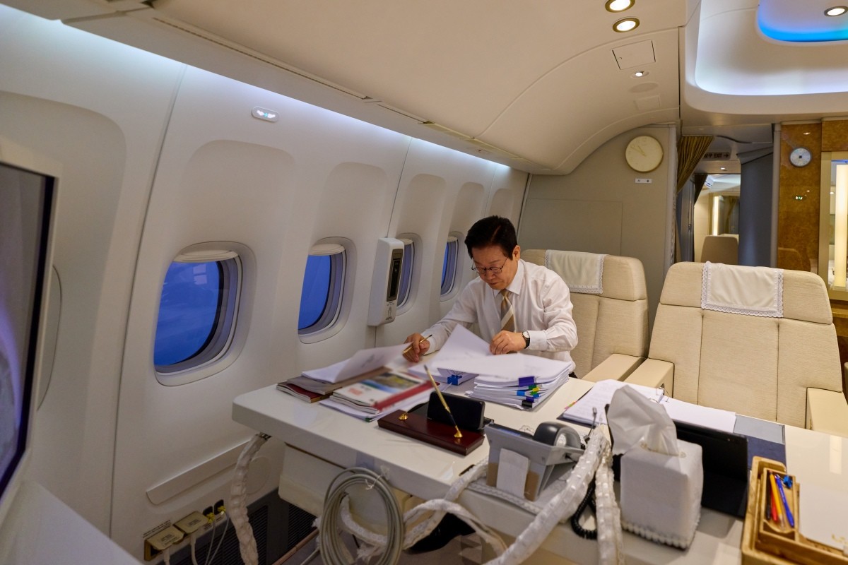 이재명 대통령이 19일(현지시간) UAE 국빈 방문을 마치고 다음 순방지인 이집트로 향하는 공군 1호기 내에서 집무를 보고 있다. / 이재명 대통령 SNS, 뉴스1