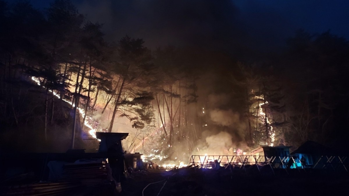 20일 오후 5시 23분께 강원 인제군 기린면 한 야산에서 산불이 발생해 산림·소방 당국 등이 진화 작업을 벌이고 있다. / 산림청 제공, 연합뉴스