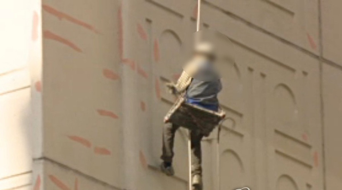 아파트 외복 도색 작업 자료 사진. 해당 기사 내용과 관련이 없는 사진. 지난 20일 오전 8시 2분쯤 경기도 파주시 금릉동에 있는 한 아파트 19층에서 외벽 도색 작업 중이던 40대 남성 A 씨가 1층 화단으로 추락했다. 사고 직후 작업자 A 씨는 심정지 상태로 인근 병원으로 긴급 이송됐으나 끝내 사망했다. 경찰은 작업자 A 씨가 해당 아파트에서 외벽 도색 작업을 하던 중 로프가 갑자기 풀리며 추락한 것으로 보고 정확한 사고 경위 등을 조사하고 있다고 밝혔다. / 연합뉴스TV 제공-연합뉴스