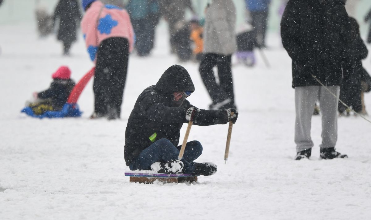 얼음 썰매를 즐기는 사람들. 자료사진. 기사 속 장소와 직접적인 연관은 없음을 밝힙니다. / 뉴스1