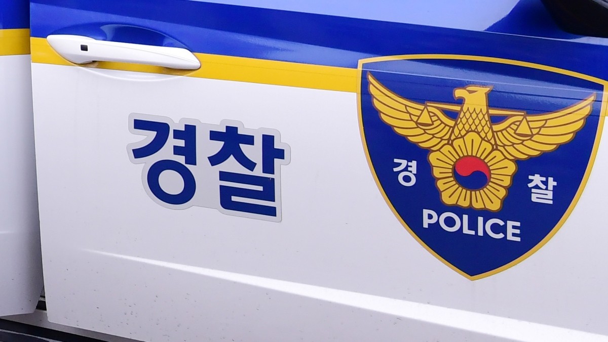 기사의 이해를 돕기 위한 사진. 경기 부천 한 식당에서 50대 남성. A 씨가 지인 2명을 상대로 흉기를 휘둘러 살해하려 한 혐의로 경찰에 체포됐다. / 뉴스1