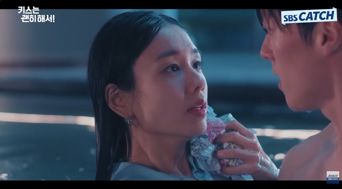 서류를 건지기 위해 수영장에 뛰어든 고다림을 구한 공지혁 / SBS