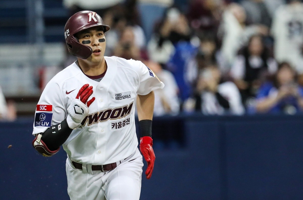 2023년 10월 서울 구로구 고척스카이돔에서 열린 2023 KBO리그 삼성 라이온즈와 키움 히어로즈와의 경기에서 키움 이정후가 유격수 앞 땅볼(아웃)을 치고 1루베이스로 향하고 있다.  / 뉴스1