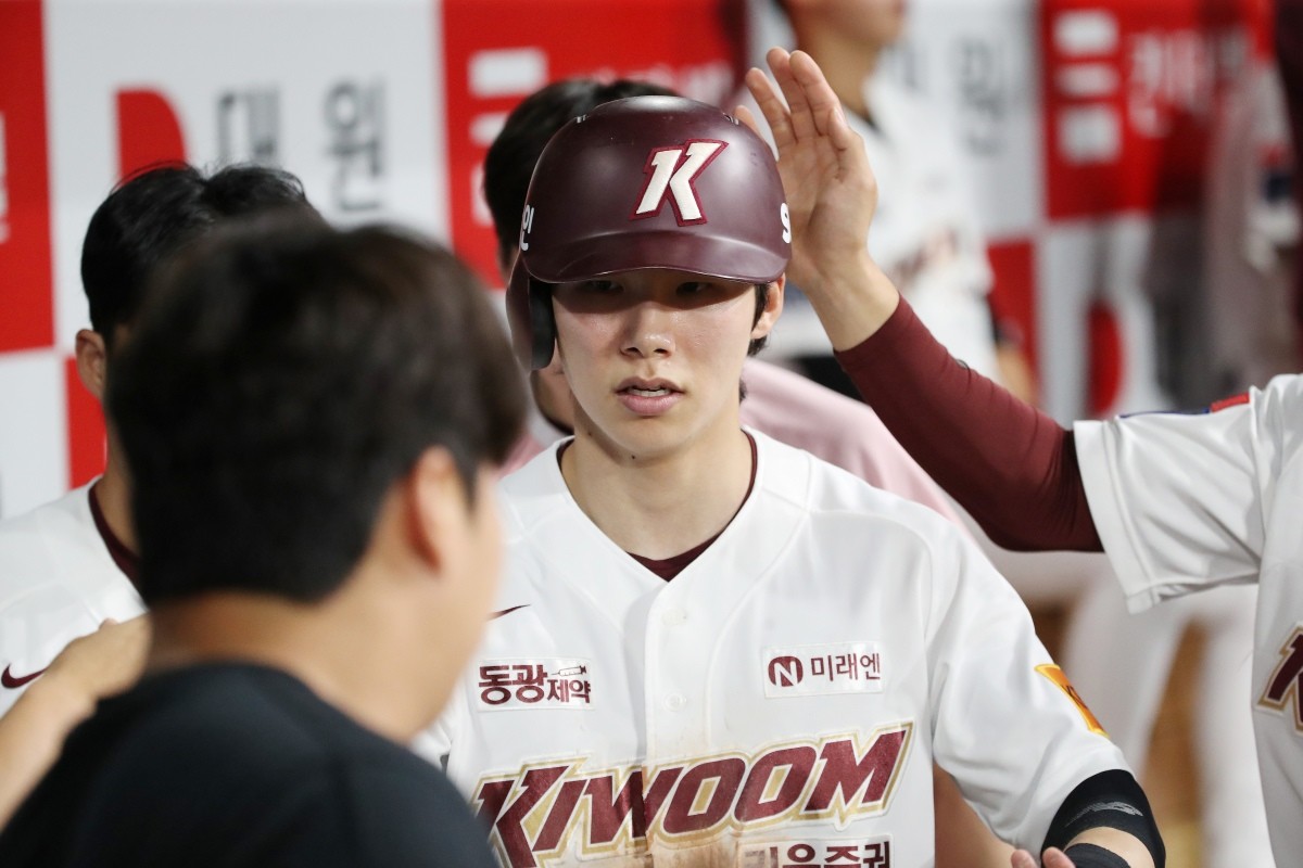 지난해 7월 서울 구로구 고척스카이돔에서 열린 프로야구 2024 신한은행 SOL뱅크 KBO리그 LG 트윈스와 키움 히어로즈의 경기 3회말 1사 2루 상황 키움 송성문의 1타점 적시타때 득점에 성공한 김혜성이 더그아웃으로 들어오고 있다 / 뉴스1