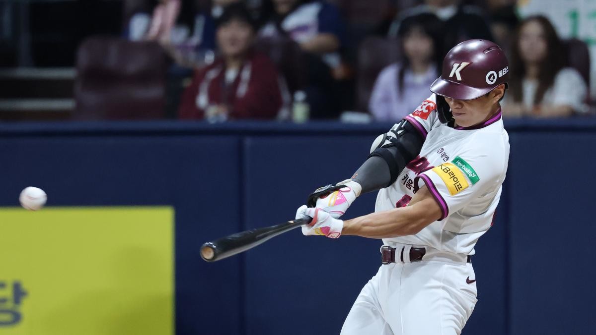 지난 9월 9일 오후 서울 구로구 고척스카이돔에서 열린 프로야구 '2025 신한 SOL뱅크 KBO 리그' LG 트윈스와 키움 히어로즈의 경기, 6회말 키움 공격 무사 1,2루에서 송성문이 1타점 적시 2루타를 때리고 있다.  / 뉴스1