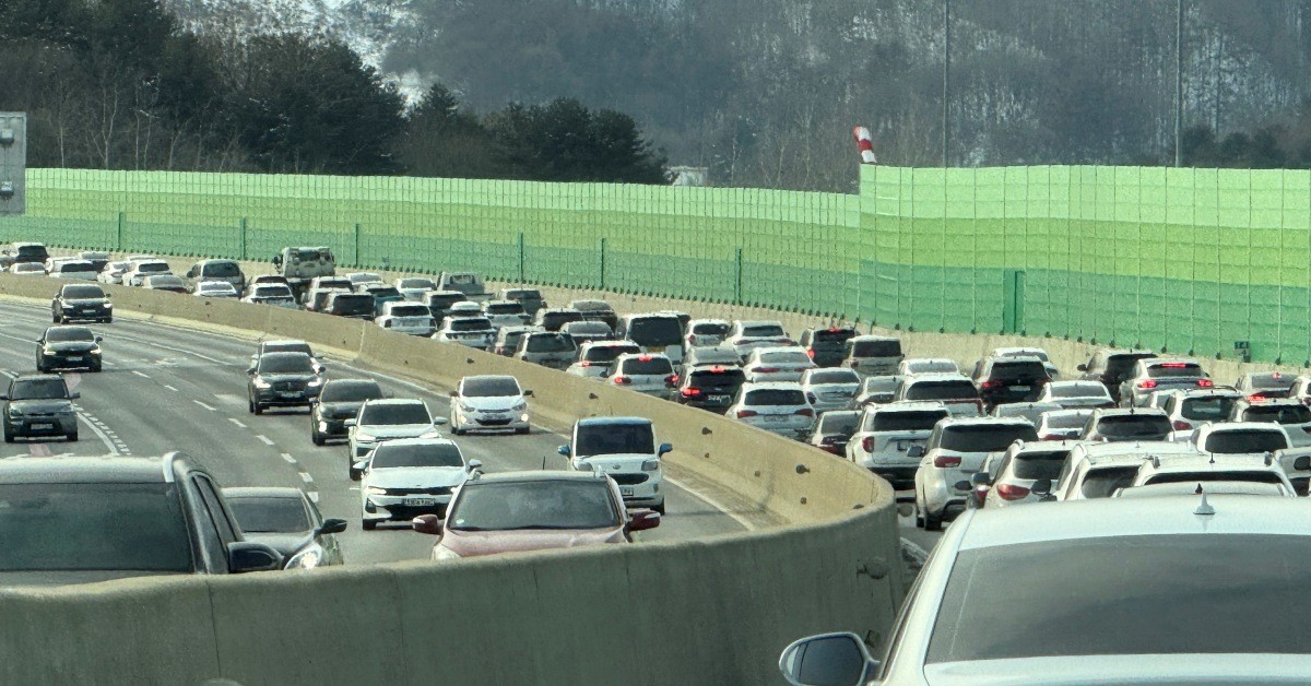 서울 방향 화도IC 인근 구간이 몰려드는 차량으로 지·정체 현상을 빚고 있다 / 연합뉴스