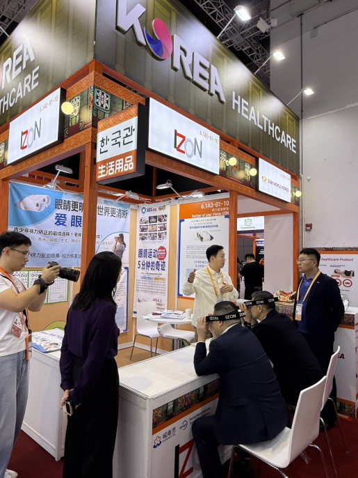 해외 바이어들이 중국 국제수입박람회에 마련된 성남 기업부스에서 제품을 체험하고 있다. / 성남시