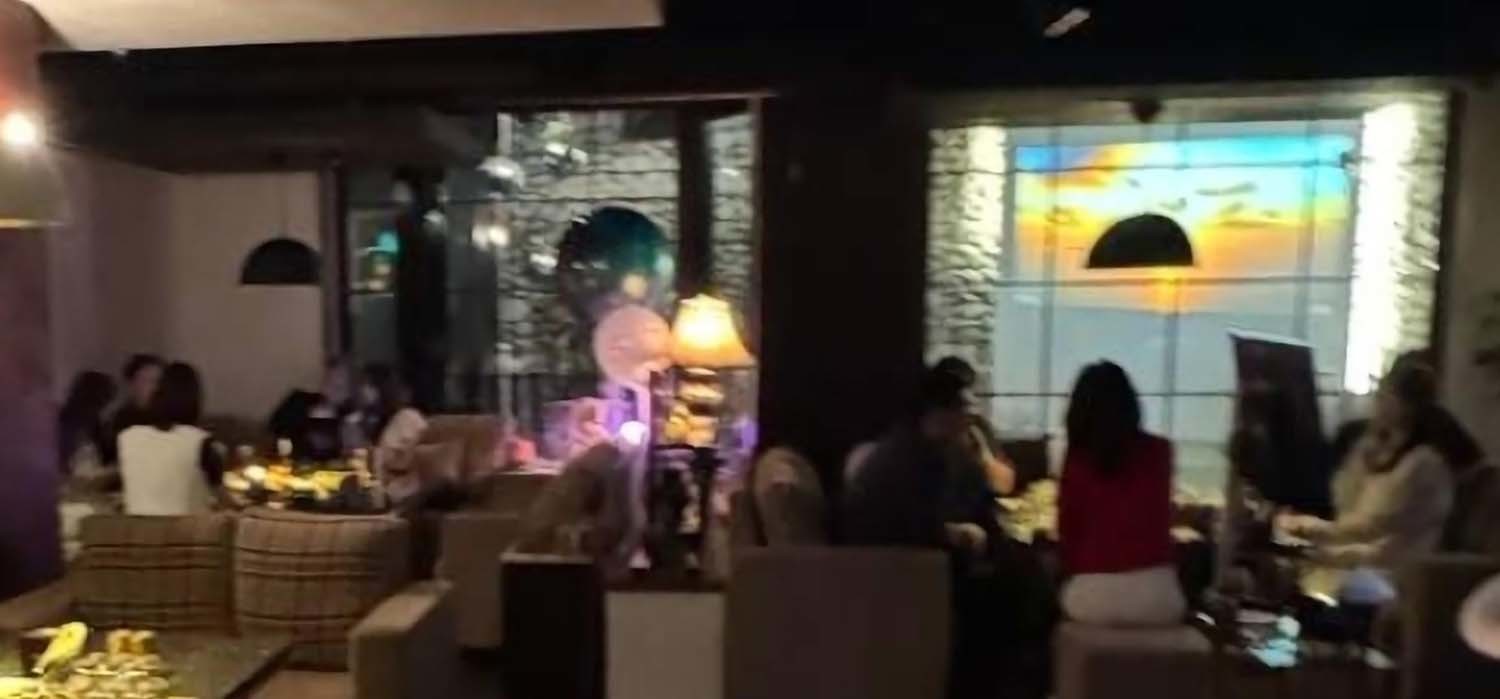 더불어민주당이 윤석열 전 대통령의 내란 우두머리 혐의 재판을 담당하고 있는 지귀연 서울중앙지법 부장판사가 룸살롱에서 접대를 받았다는 의혹이 있다면서 공개한 사진. / 민주당 제공