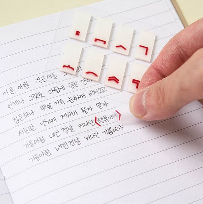 다이소 '점착식 문장부호 인덱스 마커' 제품 모습. 이 상품은 독서하면서 인상 깊은 부분을 표시할 때 유용하게 사용할 수 있다. 8가지 문장부호가 각각 디자인된 가로 약 2cm, 세로 약 1cm 인덱스 200매(문장부호별 각 25매씩)가 들어있다. 가격은 1000원이다.      / 다이소 제공