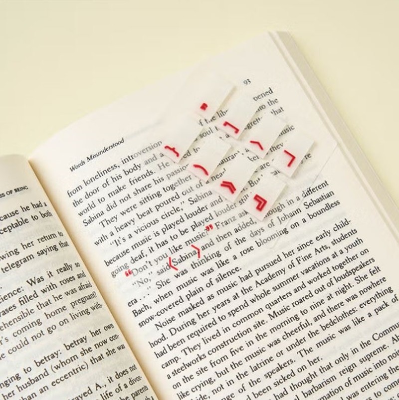 다이소 '점착식 문장부호 인덱스 마커' 제품 모습. 이 상품은 독서하면서 인상 깊은 부분을 표시할 때 유용하게 사용할 수 있다. 8가지 문장부호가 각각 디자인된 가로 약 2cm, 세로 약 1cm 인덱스 200매(문장부호별 각 25매씩)가 들어있다. 가격은 1000원이다.      / 다이소 제공