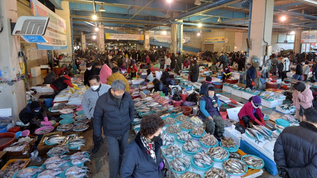 대게철로 북적이는 수산물 시장 / 뉴스1