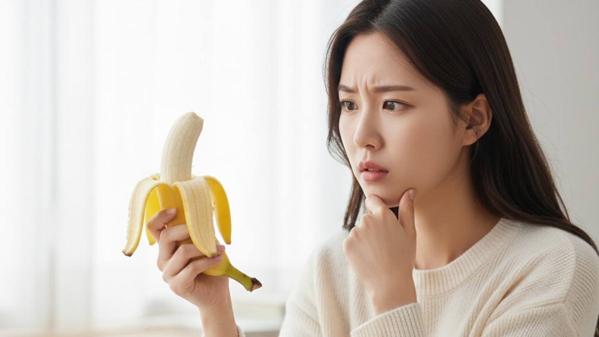 바나나에 궁금증을 가지는 사람. AI가 생성한 자료사진.