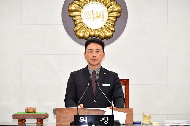 함평군의회 제307회 제2차 정례회 제1차 본회의 개회식에서 이남오 의장이 인사말을 하고 있다.