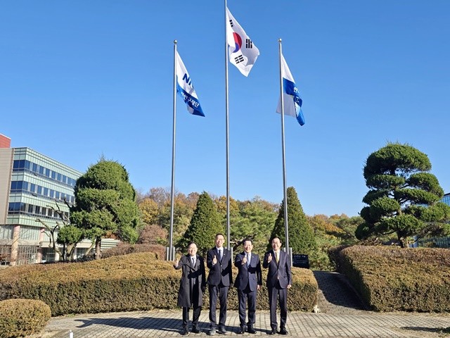 21일 과학기술정보통신부가 실시한 ‘핵융합 핵심기술 개발 및 첨단 인프라 구축 사업’ 최종 발표평가에서 김영록 도지사(오른쪽 두 번째)가 발표를 맡고 윤병태 시장(오른쪽)이 질의응답 답변을 도맡았다.(왼쪽부터 정현구 전남도 에너지산업국장, 윤진호 전남도 기획조정실장, 김영록 전남도지사, 윤병태 나주시장)
