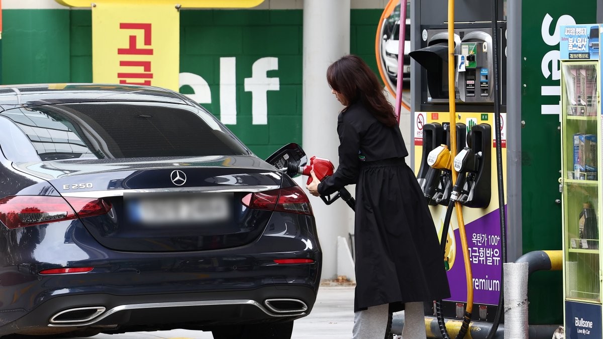 주유하는 사람. 자료사진. / 뉴스1