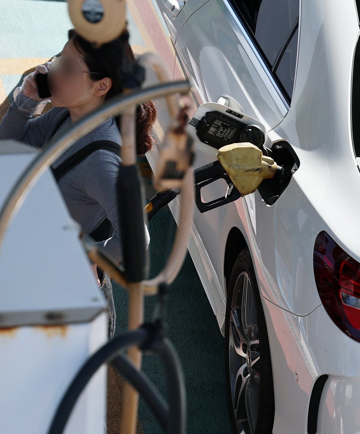 주유하는 모습. 자료사진. / 뉴스1