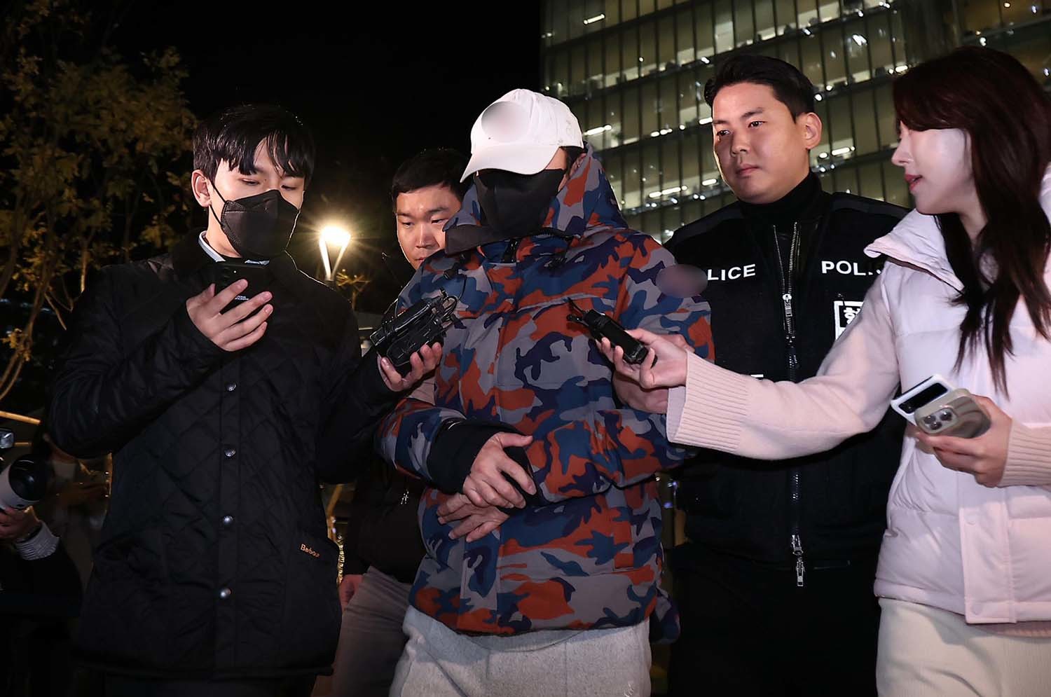 '도이치모터스 주가조작 의혹' 공범 이 모 씨가 20일 충주휴게소에서 체포돼 서울 종로구 광화문 KT 빌딩에 마련된 김건희 특검(특별검사 민중기) 사무실로 압송되고 있다. 50대 남성인 이 씨는 2009년 말부터 2010년 중순까지 주가조작 1차 시기 주포로 알려진 인물로, 김 여사의 한 증권사 계좌를 맡은 것으로 알려졌다. / 뉴스1