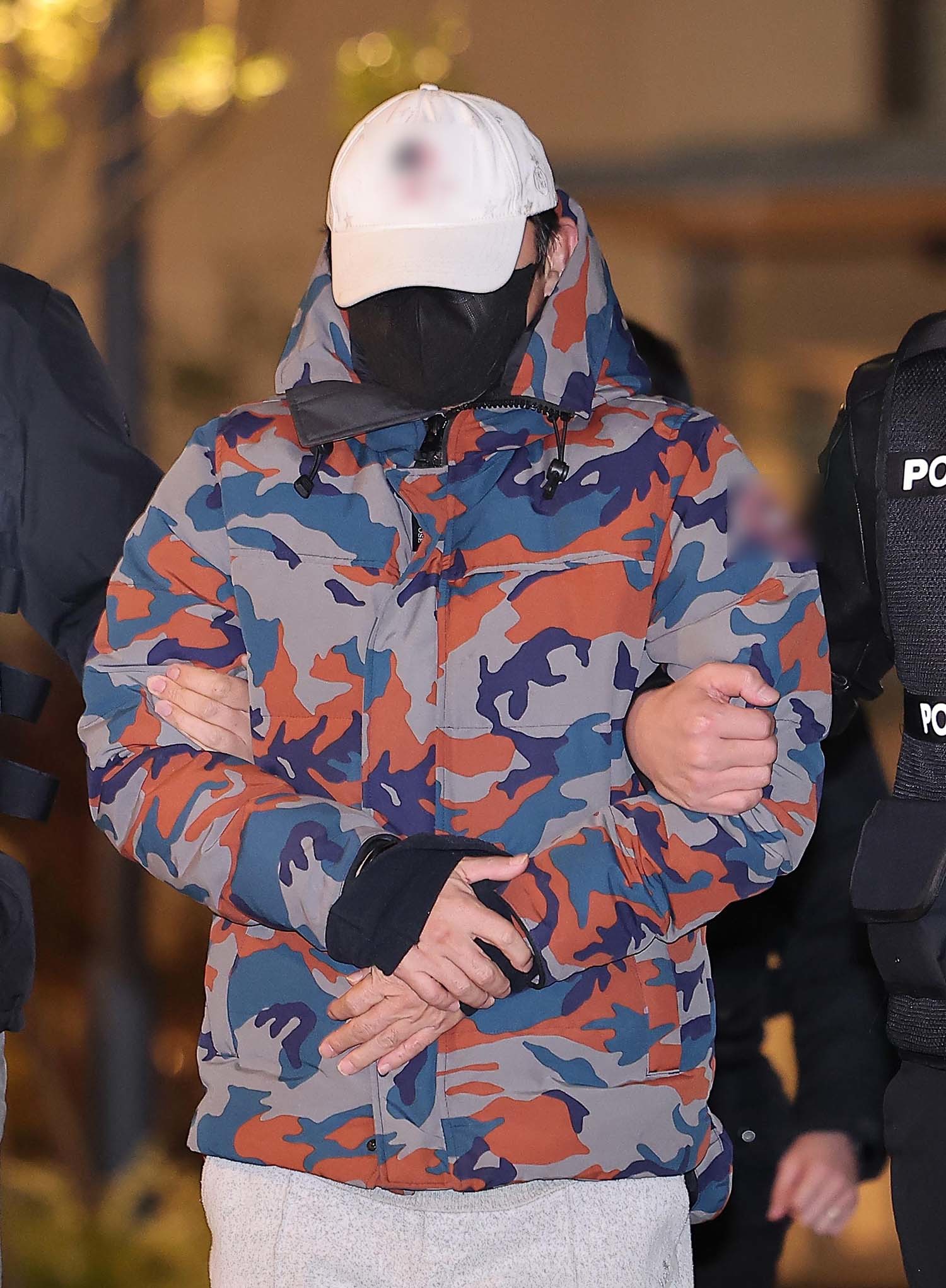 '도이치모터스 주가조작 의혹' 공범 이 모 씨가 20일 충주휴게소에서 체포돼 서울 종로구 광화문 KT 빌딩에 마련된 김건희 특검(특별검사 민중기) 사무실로 압송되고 있다. 50대 남성인 이 씨는 2009년 말부터 2010년 중순까지 주가조작 1차 시기 주포로 알려진 인물로, 김 여사의 한 증권사 계좌를 맡은 것으로 알려졌다. / 뉴스1