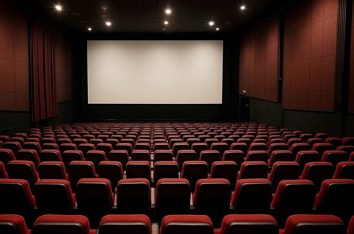 영화관 모습. 기사 이해를 돕기 위해 AI를 활용해 제작한 자료 사진. 일본 애니메이션 '극장판 귀멸의 칼날: 무한성편'이 올해 국내 박스오피스 1위에 등극했다. 22일 배급사 애니맥스브로드캐스팅코리아에 따르면 영화 '극장판 귀멸의 칼날: 무한성편'은 이날까지 누적 관객 563만 8000여 명을 기록한 것으로 집계됐다. 이로써 영화 '극장판 귀멸의 칼날: 무한성편'은 기존 올해 박스오피스 1위였던 한국 영화 '좀비딸'의 563만 7000여 명 대기록을 넘어서게 됐다.