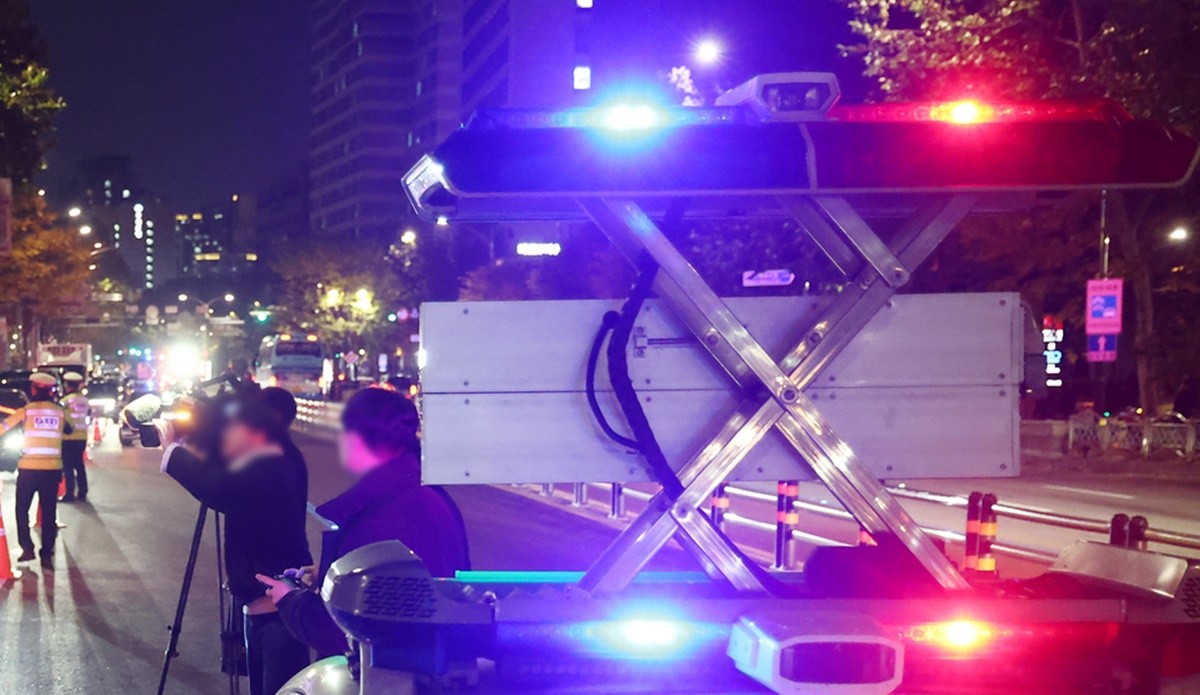 경찰이 지난 21일 서울 시내에서 음주운전 단속을 실시하고 있다.     서울경찰청은 금요일인 지난 21일 오후 9시부터 오후 11시까지 2시간 동안 서울 강남역·공덕역·영등포역·잠실새내역 등 서울 시내 중심가를 중심으로 진행된 음주단속에서 면허정지 수준의 음주운전 3건을 적발했다고 22일 밝혔다.    / 연합뉴스