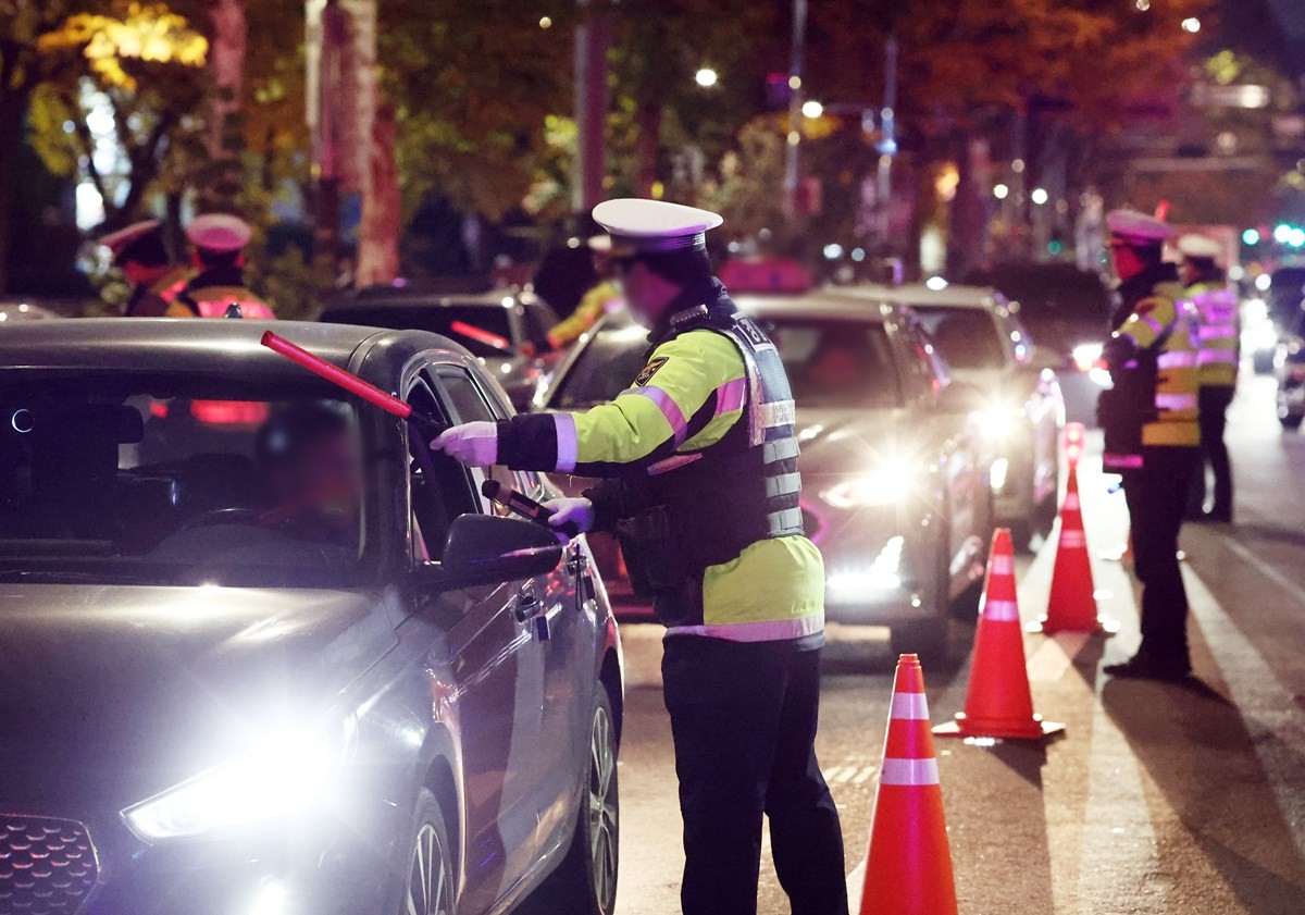 경찰이 지난 21일 서울 시내에서 음주운전 단속을 실시하고 있다.     서울경찰청은 금요일인 지난 21일 오후 9시부터 오후 11시까지 2시간 동안 서울 강남역·공덕역·영등포역·잠실새내역 등 서울 시내 중심가를 중심으로 진행된 음주단속에서 면허정지 수준의 음주운전 3건을 적발했다고 22일 밝혔다.    / 연합뉴스