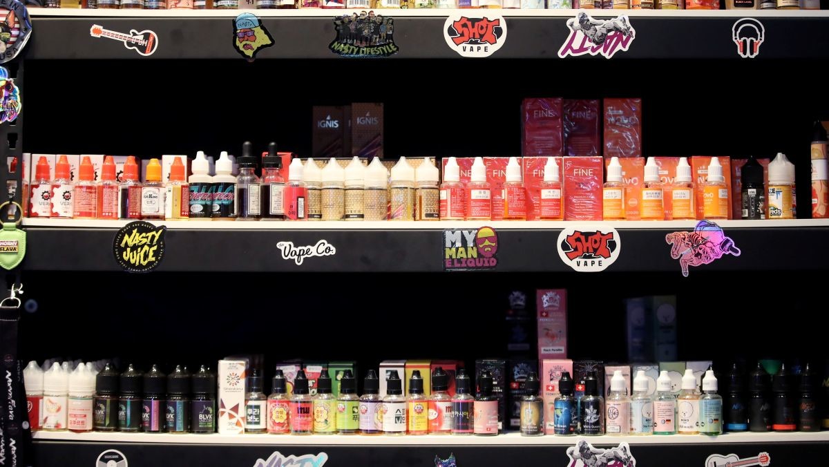 서울 시내의 한 전자담배 가게에 전자담배 액상이 진열돼있다. / 연합뉴스