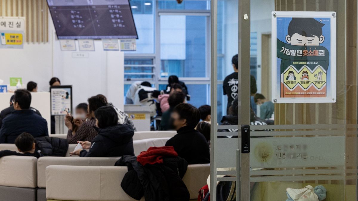 독감 유행으로 붐비는 병원 / 뉴스1