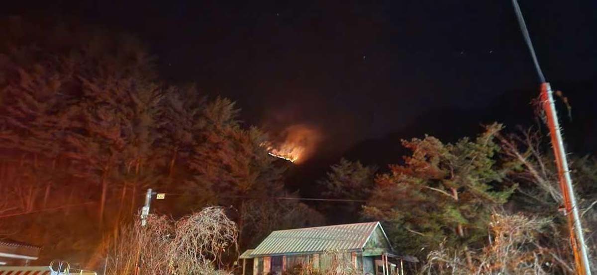 22일 오후 6시 16분쯤 강원 양양군 서면 서림리의 야산에서 불이 나 산림·소방당국이 진화 중이다. 사진은 산불 현장 모습. / 강원도소방본부 제공