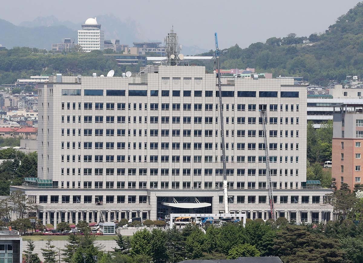 2023년 5월 3일 오후 서울 용산구 국방부 청사 인근 용산 미군기지 일대에서 새 대통령 집무실 진입로 정비공사가 한창 진행되고 있다. 뒤쪽 국방부 청사에선 크레인과 사다리차 등이 투입돼 집무실 이사 작업이 진행되고 있다. 청사 출입문 현관에 있던 국방부 마크는 철거됐다.  / 뉴스1