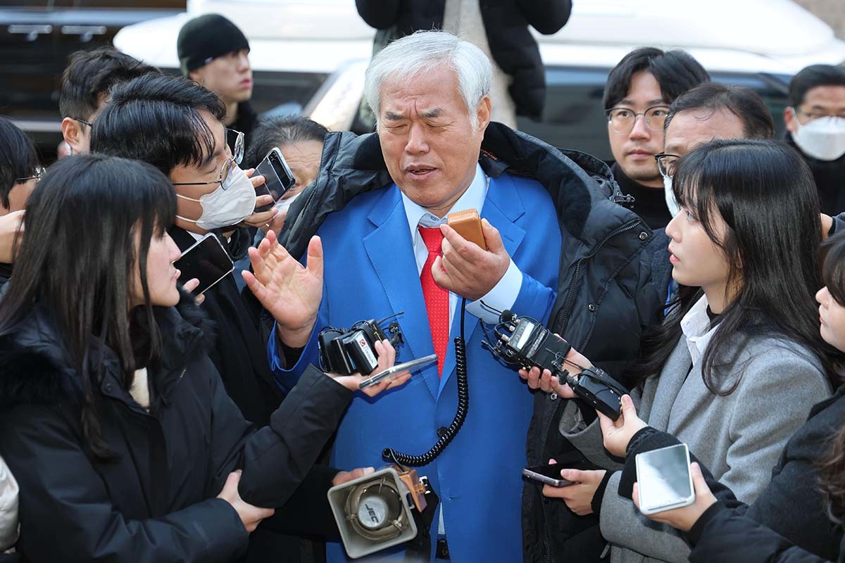 서울서부지법 폭력 난동 사태 배후로 지목돼 온 전광훈 사랑제일교회 목사가 18일 오전 피의자 신분으로 조사를 받기 위해 서울경찰청에 출석하며 취재진의 질문에 답하고 있다. / 뉴스1