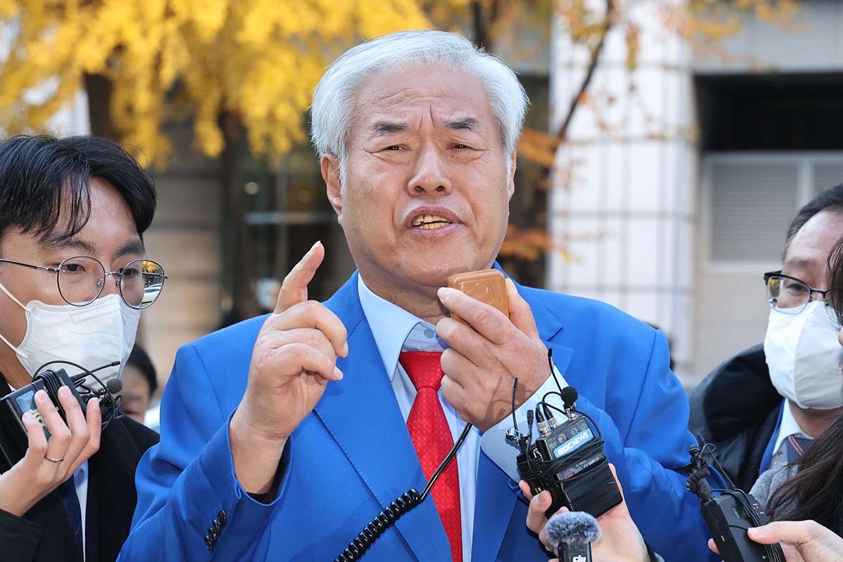 서울서부지법 폭력 난동 사태 배후로 지목돼 온 전광훈 사랑제일교회 목사가 18일 오전 피의자 신분으로 조사를 받기 위해 서울경찰청에 출석하며 입장을 밝히고 있다.  / 뉴스1