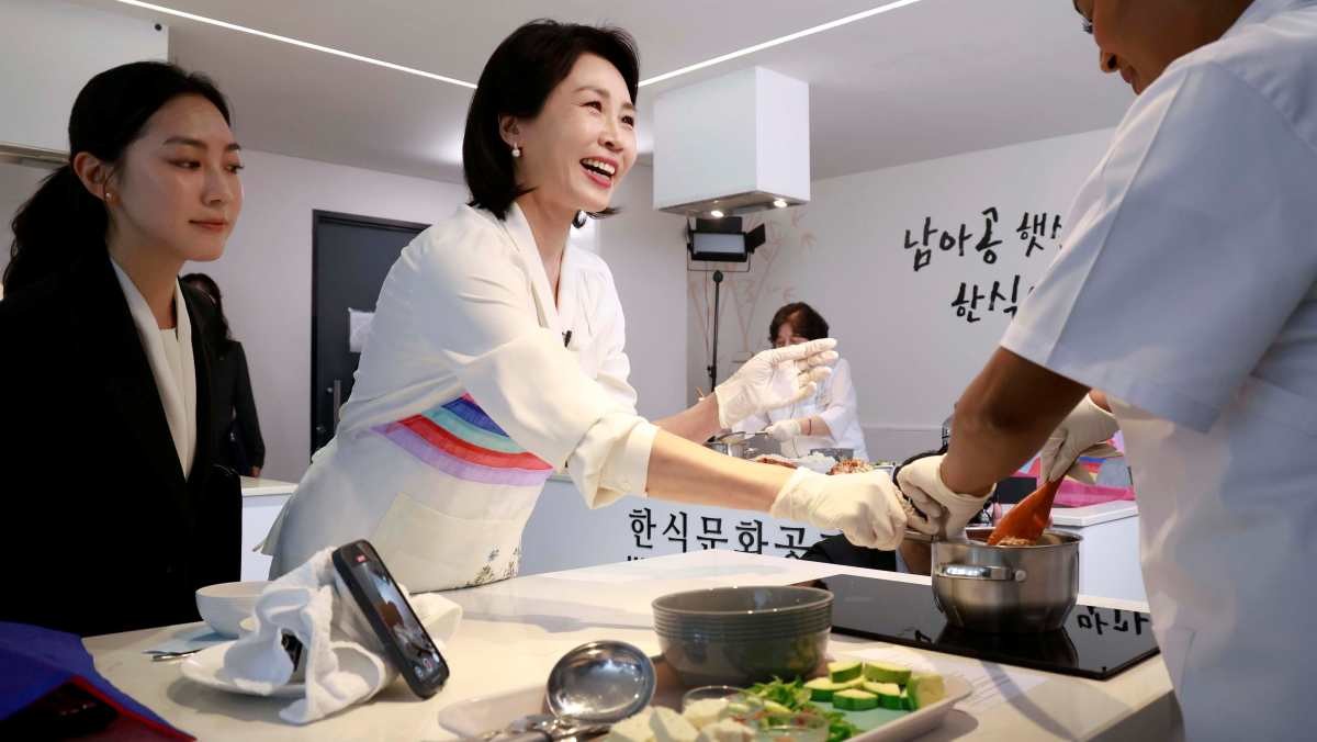 김혜경 여사가 22일(현지시간) 남아프리카공화국 요하네스버그 주남아공한국문화원에서 열린 한-남아공 음식문화 만남 행사에서 참가자와 된장찌개를 만들며 대화하고 있다. / 연합뉴스