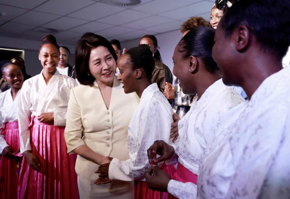 김혜경 여사가 22일(현지시간) 남아프리카공화국 요하네스버그 주남아공한국문화원에서 공연 관람 후 출연진과 인사하고 있다.  / 연합뉴스