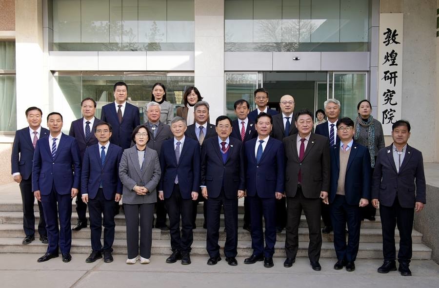 중국 둔황연구원을 방문한 경주시 대표단이 19일 연구원 청사 앞에서 양측 관계자들과 기념촬영을 하고 있다./경주시