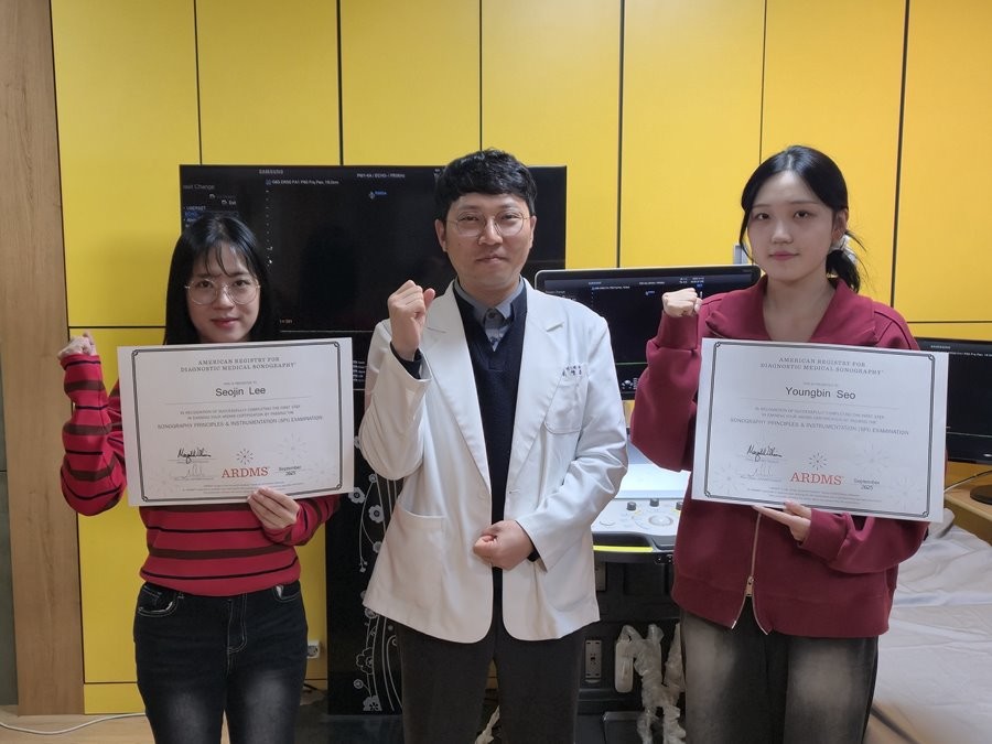 미국진단초음파협회(ARDMS)가 시행한 SPI 자격시험에 합격한 대구보건대학교 방사선학과 2학년 이서진 학생과 3학년 서영빈 학생이 지명훈 교수와 기념촬영을 하고 있다.  / 대구보건대 제공