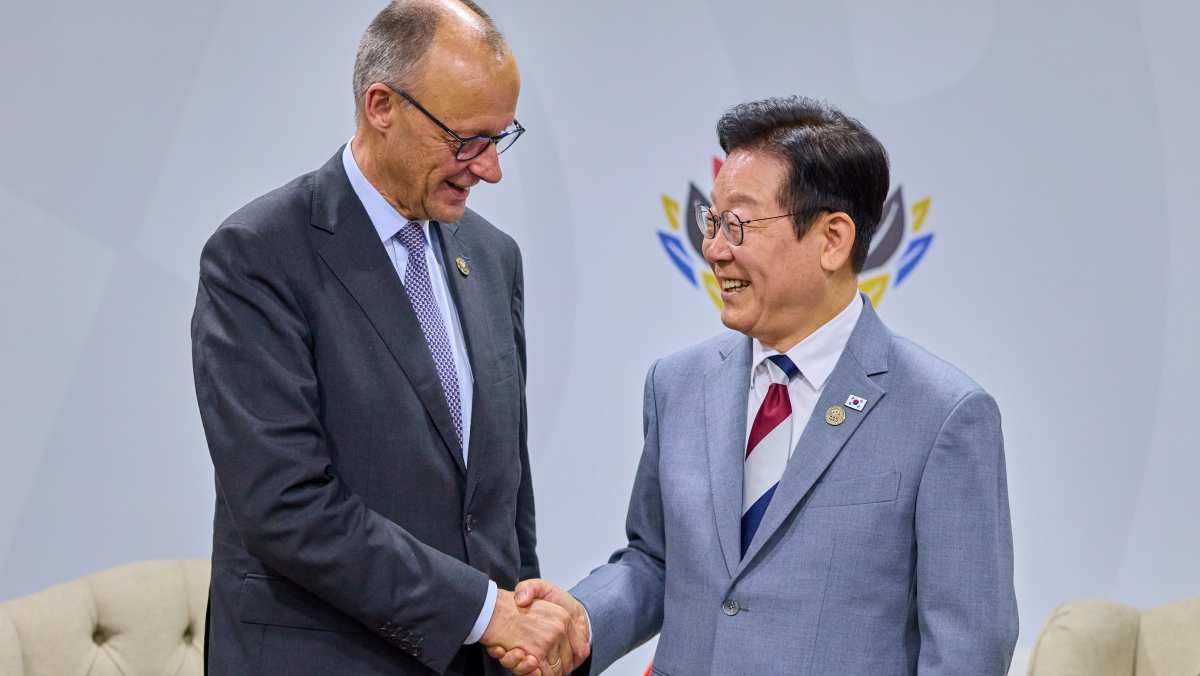 이재명 대통령과 프리드리히 메르츠 독일 총리가 22일(현지 시각) 남아프리카공화국 요하네스버그 나스렉 엑스포센터에서 열린 정상회담에서 악수하고 있다. / 연합뉴스