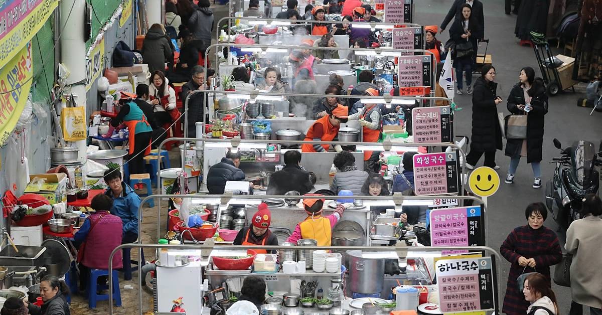 칼국수 만드는 상인들 / 뉴스1