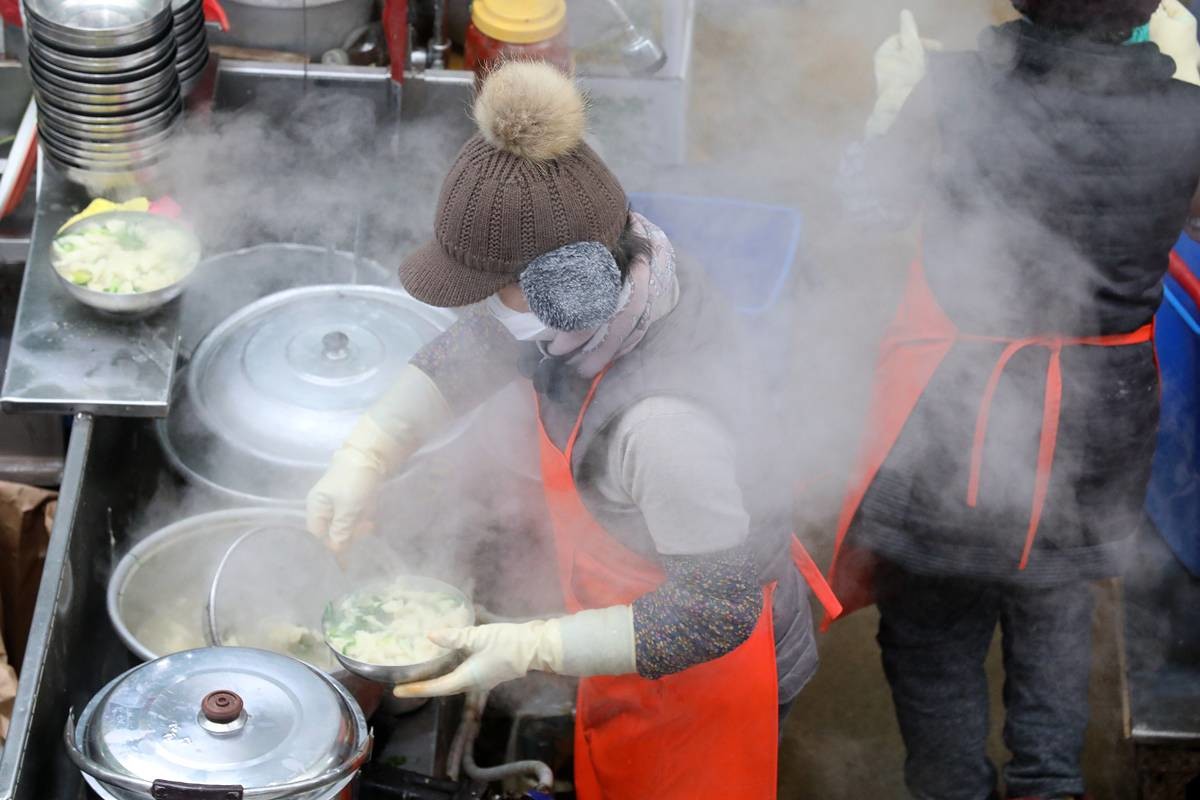 칼국수 만드는 모습 / 뉴스1