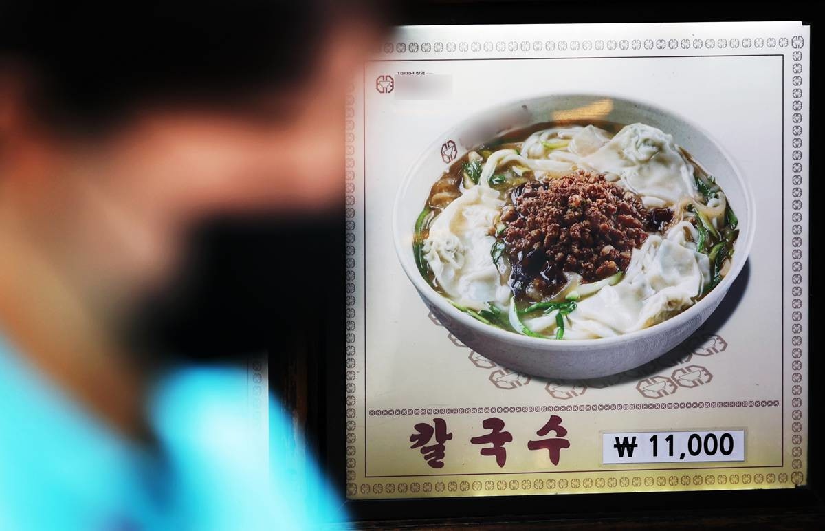 가파른 가격 상승 칼국수 / 뉴스1