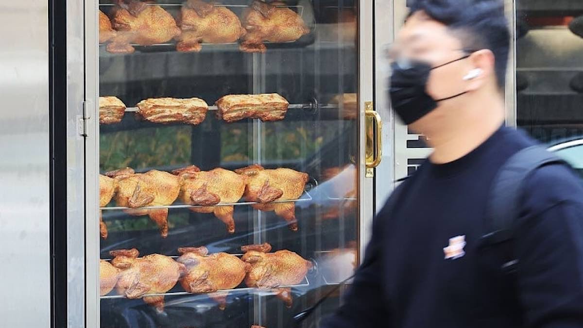 통닭구이 집 앞을 지나가는 시민 / 연합뉴스