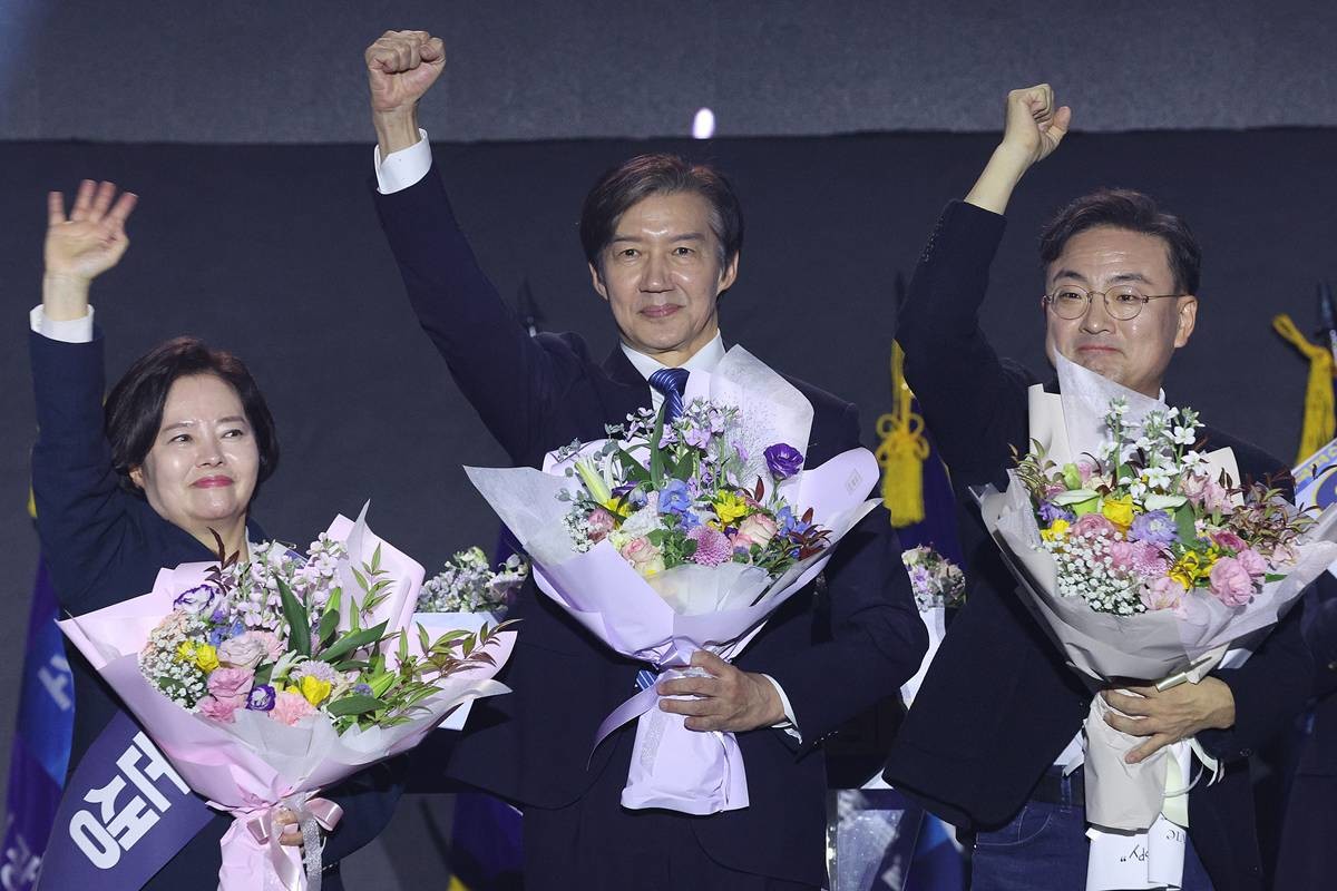 조국 신임 조국혁신당 당대표가 23일 충북 청주시 오스코에서 열린 조국혁신당 전국당원대회에서 당선된 후 기념 촬영을 하고 있다 / 뉴스1