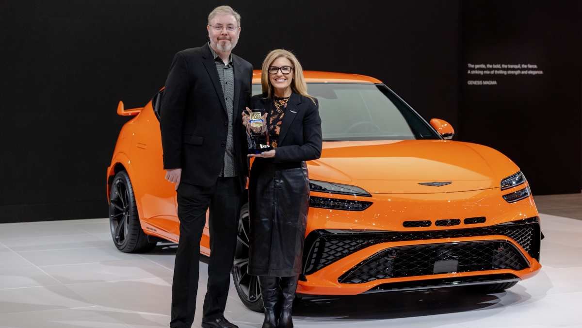 알렉스 크완텐 US 뉴스 월드 리포트 편집장(왼쪽)과 에이미 마렌틱 제네시스 북미법인 최고마케팅책임자(CMO)가 20일(현지시각) 발표된 '2026년 최고의 럭셔리 자동차 브랜드'수상패를 들고 제네시스 'GV60 마그마' 앞에서 사진 촬영을 한 모습 / 제네시스