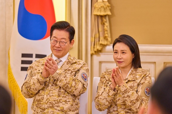 아랍에미리트(UAE)를 국빈 방문 중인 이재명 대통령과 김혜경 여사가 19일(현지시간) 아부다비 한 호텔에서 열린 아크부대 장병 격려 행사에서 박수를 치고 있다. / 뉴스1