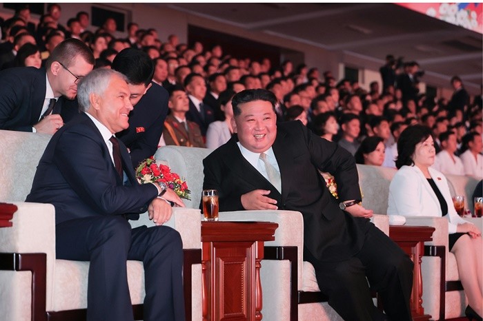 북한 노동당 기관지 노동신문은 1'조국해방(광복) 80돌(80주년)에 즈음해 우리 나라를 방문한 러시아 예술 사절들의 경축공연이 지난 15일 평양체육관에서 진행됐다'라고 보도한 바 있다. / 뉴스1