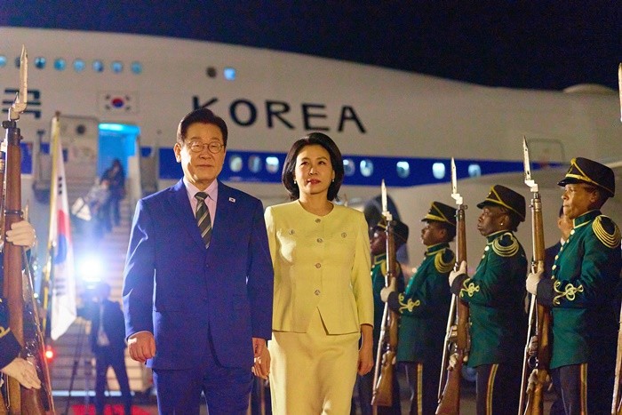 21일(현지시간) 이재명 대통령 부부가 남아프리카공화국 요하네스버그 O.R. 탐보 국제공항에 도착해 공군1호기에서 내려 이동하고 있다. / 뉴스1