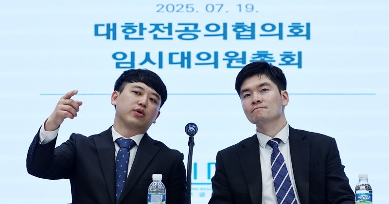 한성존 대한전공의협의회 비상대책위원장(왼쪽)이 지난 7월 서울 용산구 의협회관에서 열린 '대한전공의협의회 임시대의원총회'에서 인사말을 하고 있다. 한 비대위원장과 김은식 세브란스병원 전공의 대표 / 뉴스1