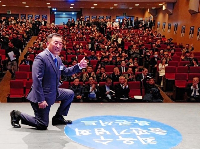 최옥수 전 무안군산림조합장이 포즈를 취하고 있다.