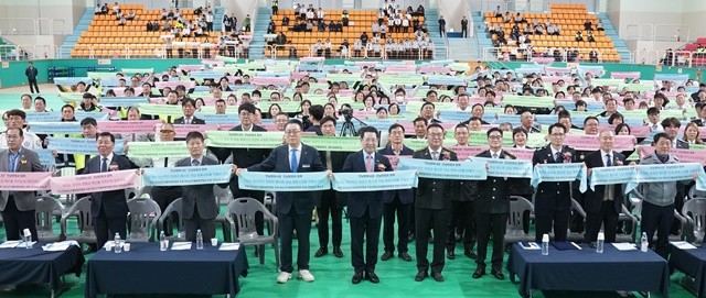 김영록 전라남도지사가 23일 화순 하니움 실내체육관에서 열린 ‘전남자율방범연합회 직무 경진대회’에서 참석자들과 기념촬영을 하고 있다.