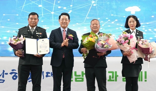 김영록 전라남도지사가 23일 화순 하니움 실내체육관에서 열린 ‘전남자율방범연합회 직무 경진대회’에서 유공자에게 표창장을 수여한 뒤 기념촬영을 하고 있다.